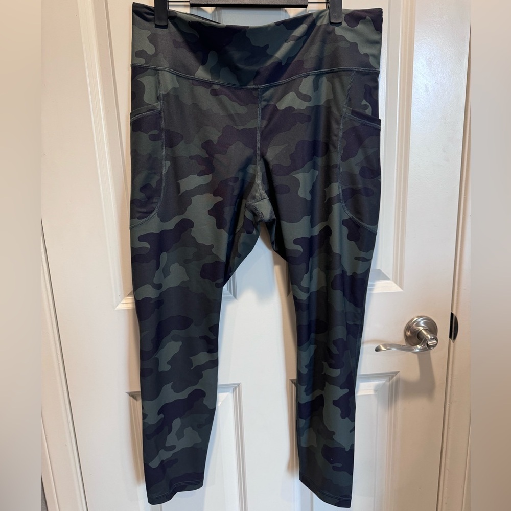 Old Navy Camo Print Women's Sports Bra and Legging set - Picture 3 of 4